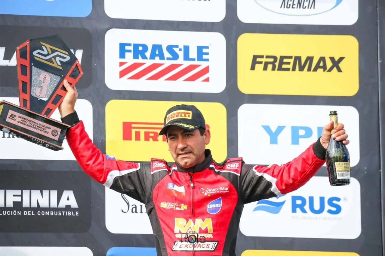 Piloto Marco Silva celebrando en el podio